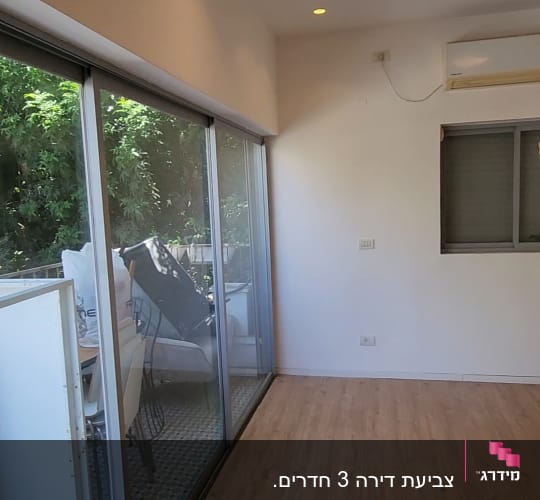 חדר עם רצפת עץ וקירות צבועים
